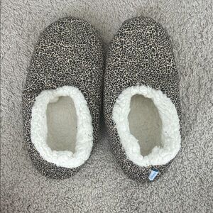 Cozy Leopard Print Women's Slippers